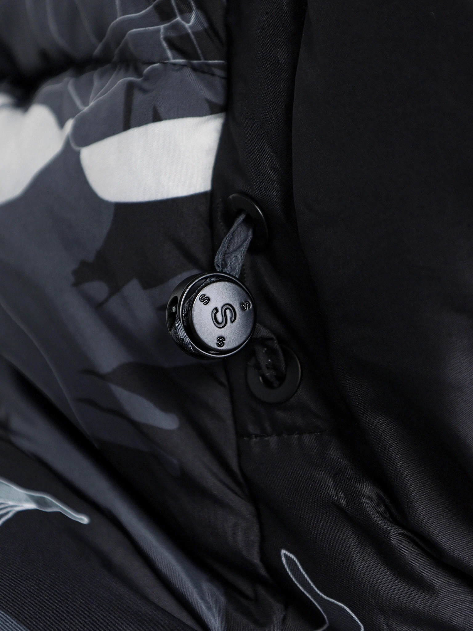 Пуховик с растительным принтом серого цвета с капюшоном